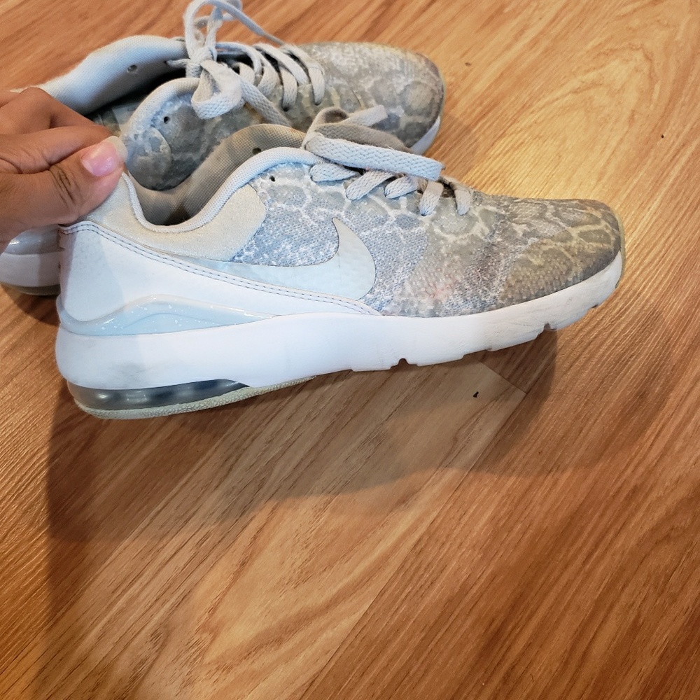 White Nike Air Max Siren